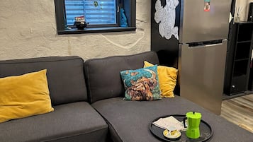 Een televisie en boeken