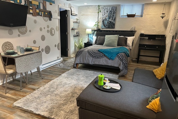 1 bedroom, desk, WiFi