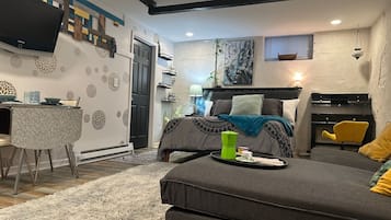 Een televisie en boeken