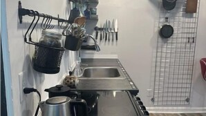 Kaffetrakter/tekoker, kjøleskap, mikrobølgeovn og ovn
