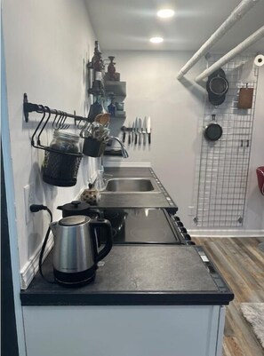 Réfrigérateur, micro-ondes, four, plaque de cuisson