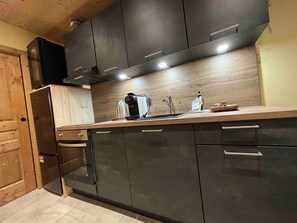 Kjøleskap, ovn, kokeplater og oppvaskmaskin