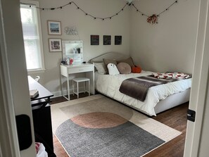5 habitaciones, tabla de planchar con plancha, wifi y ropa de cama