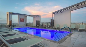 A rooftop pool with lounge chairs and a city view. - Boulevard Stays Modern Highrise STU Sky Pool, Gym 01 (Phoenix)