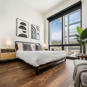 1 bedroom, desk, iron/ironing board, WiFi - Boulevard Stays Modern Highrise STU Sky Pool, Parking, Gym 08 (Phoenix)