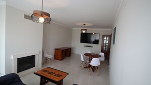 Apartamento, vista para a cidade | Área de estar