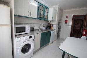 Appartement, uitzicht op stad | Privékeuken | Een koelkast/vriezer, een magnetron, een oven, een kookplaat