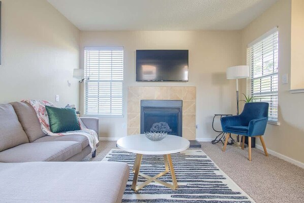 TV, fireplace, offices - Boulevard Stays Tranquil 1BR King Suite Pool, Gym, Parking 03 (Dallas)