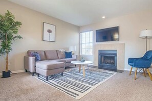 Televisión, chimenea y oficina 