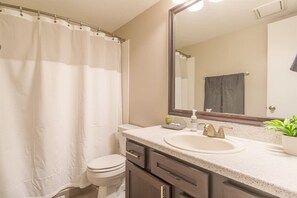 Douche, séchoir à cheveux, shampooing