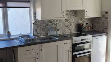 Departamento | Cocina privada | Refrigerador, microondas, horno y parrilla de estufa