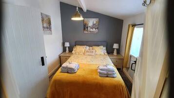 1 bedroom, iron/ironing board, WiFi (free), bed sheets