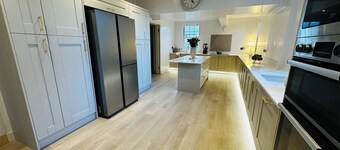 Red Roofs | 5BR Luxury | Near Edinburgh | EV Point