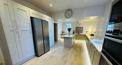 Red Roofs | 5BR Luxury | Near Edinburgh | EV Point