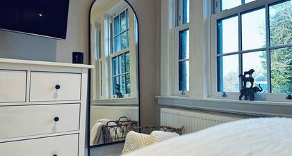 Red Roofs | 5BR Luxury | Near Edinburgh | EV Point