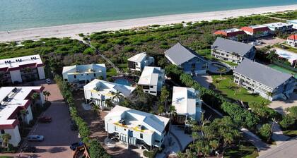 Stunning 3-bedroom condo with high ceilings, beach access and pool!