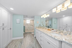 Shower, hair dryer, towels - Stunning 3-bedroom condo with high ceilings, access to beach and pool! (Sanibel)