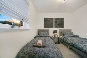 2 Schlafzimmer, Schreibtisch, BĂŒgeleisen/BĂŒgelbrett, Reisekinderbett