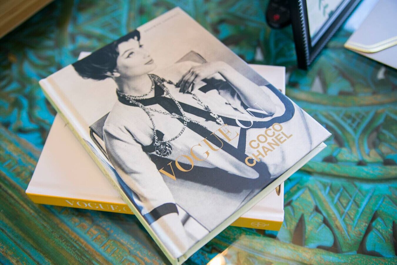 Ein Buch mit dem Titel 'Vogue Coco Chanel' auf einer gemusterten Oberfläche.