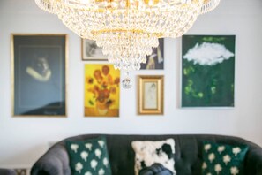 Unclassified image, 2 of 28, button