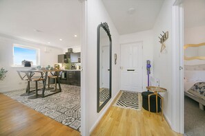 صورة غير مصنفة، 4 من 28، زرّ