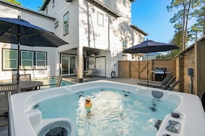 Outdoor dining - Coral Bay | Private Pool/Hot Tub | 6-Seater Golf Cart | Arcade Games (Miramar Beach)