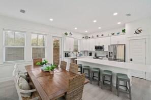 ثلاجة، ميكروويف، فرن، موقد طهي مسطح