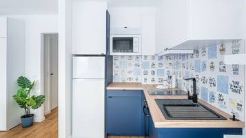 Fridge, microwave, oven, coffee/tea maker