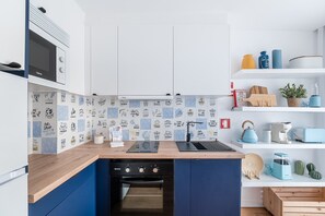 Kjøleskap, mikrobølgeovn, ovn og kaffetrakter/tekoker