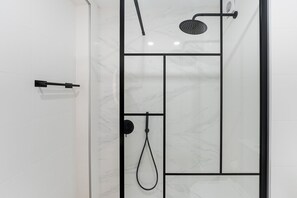 Douche, séchoir à cheveux, serviettes fournies, savon