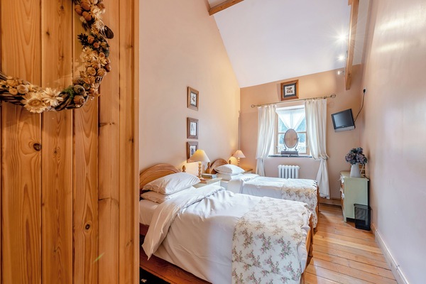 Twin bedroom | Y Cartws, Llanwenog, near Llanybydder