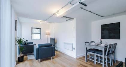 Modern 2 Bedroom Apartment Near M6 Junction 21