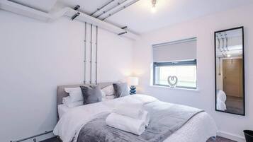 Iron/ironing board, free WiFi, bed sheets