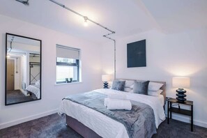 Tabla de planchar con plancha, wifi gratis y ropa de cama 