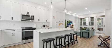 Frigorifero, microonde, forno, piano cottura