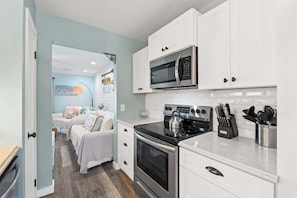 Fridge, microwave, oven, stovetop - Pet-friendly condo, less than 5 min walk to beach, beach chairs, wagon, umbrella etc. included! (Panama City Beach)