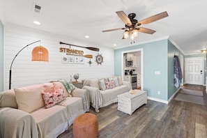 Smart TV - Pet-friendly condo, less than 5 min walk to beach, beach chairs, wagon, umbrella etc. included! (Panama City Beach)