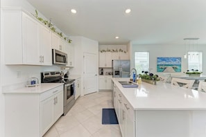 冷蔵庫、電子レンジ、オーブン、コンロ