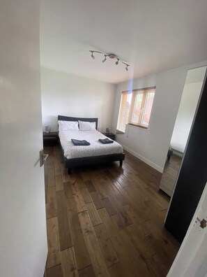 1 bedroom, free WiFi, bed sheets - London Apartment - Sleeps 3-city Escape- Balcony (London)