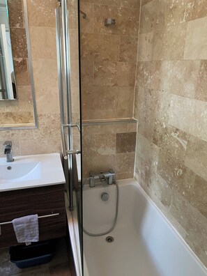 Apartment | Bilik Mandi | Gabungan pancuran/tab mandi, tab mandi rendaman dalam, pengering rambut 