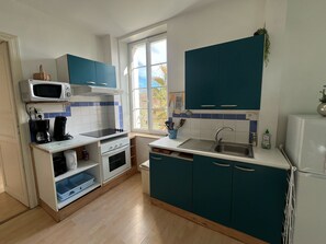 Private kitchen - GAUGUIN F2 apartment on 1st floor 200 metres from the spa + private parking lot (Lamalou-les-Bains)