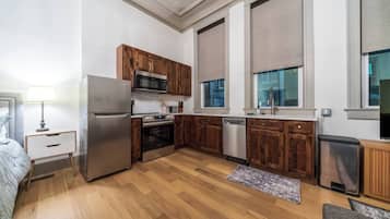 Een magnetron, een oven, een kookplaat, een vaatwasser