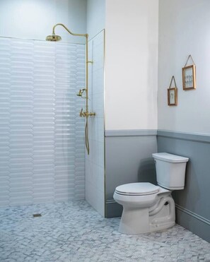 Doccia, asciugacapelli, asciugamani, sapone