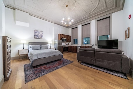 1 bedroom, WiFi, bed sheets. Candlestick Suite
