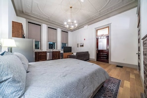 1 bedroom, WiFi, bed sheets - Candlestick Suite (Sedalia)