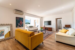 TV, fireplace, DVD player, stereo