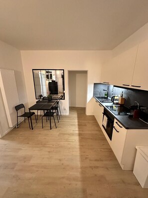 Un four, surface de cuisson, lave-vaisselle