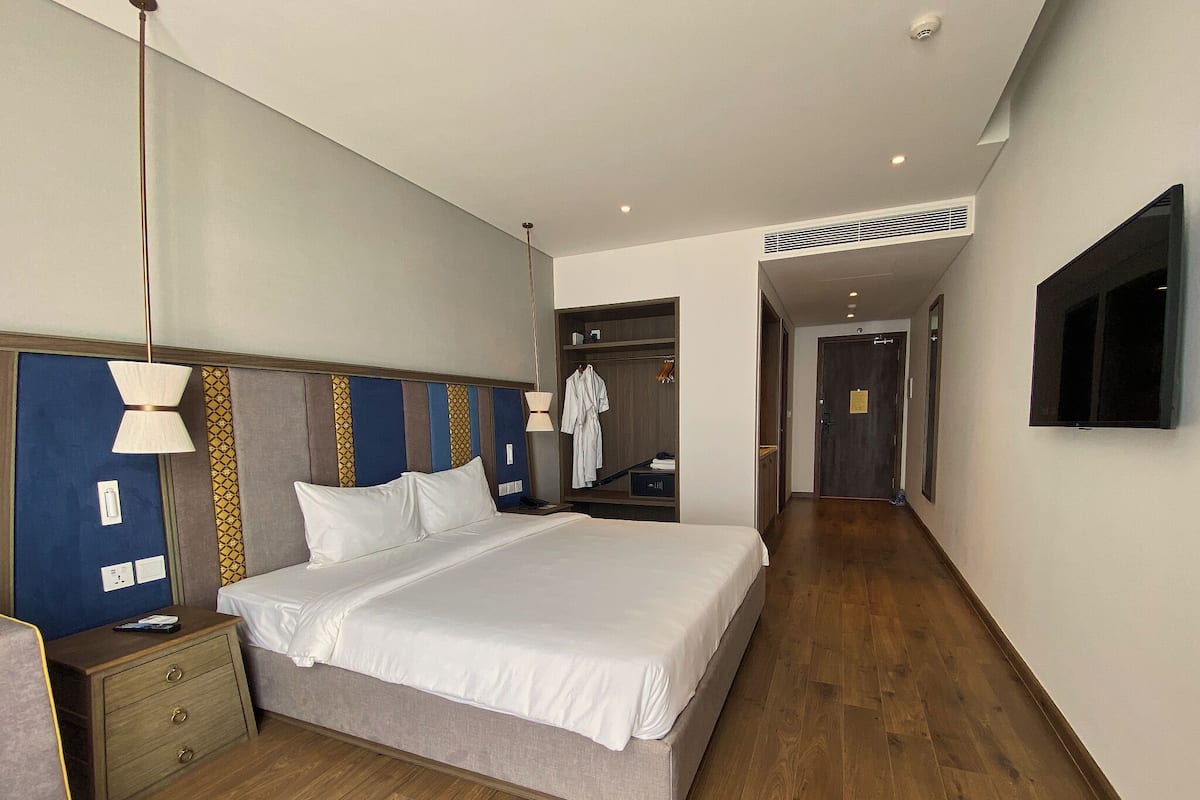 Ropa de cama hipoalergénica, colchones con efecto memoria y minibar