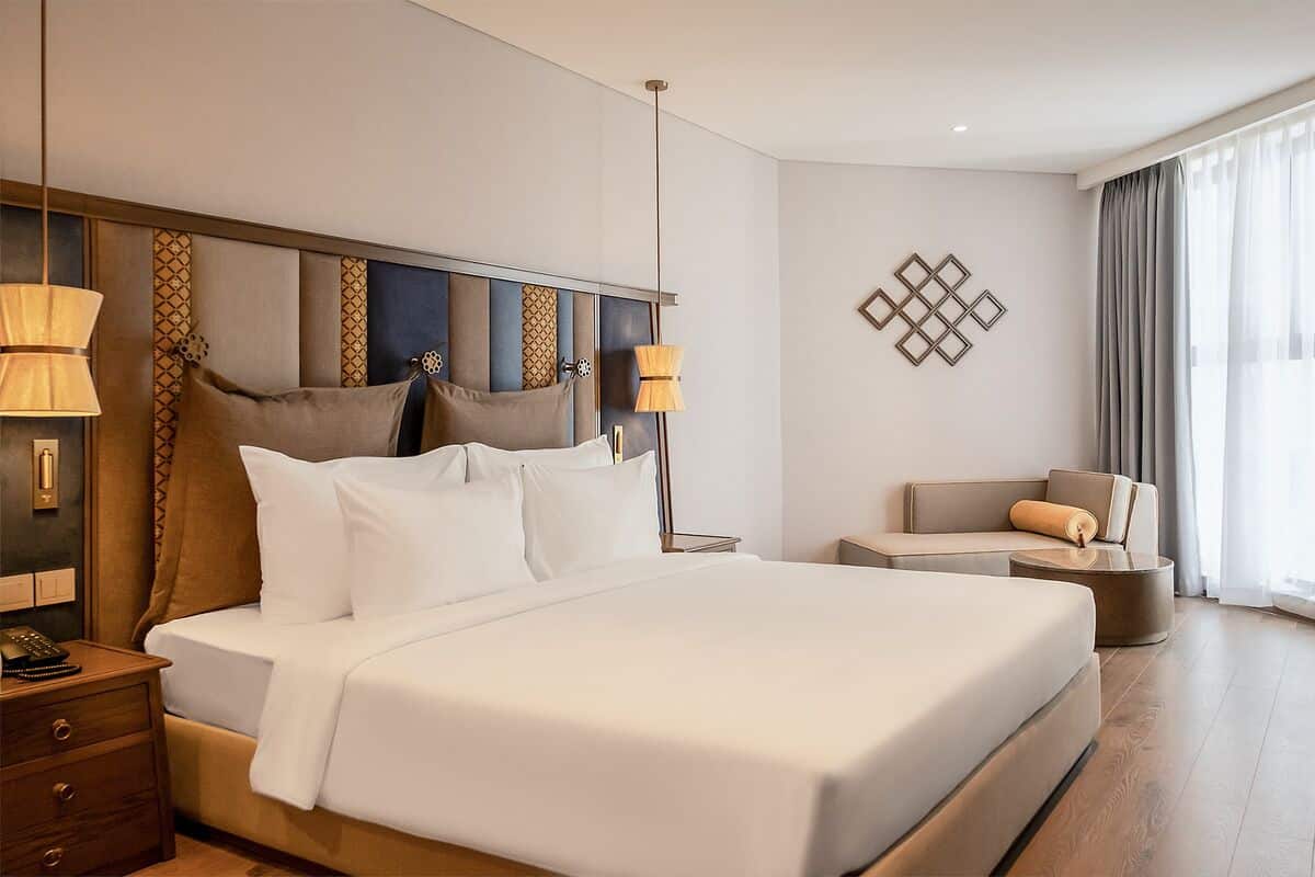 Ropa de cama hipoalergénica, colchones con efecto memoria y minibar