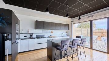 Kjøleskap, mikrobølgeovn, ovn og oppvaskmaskin